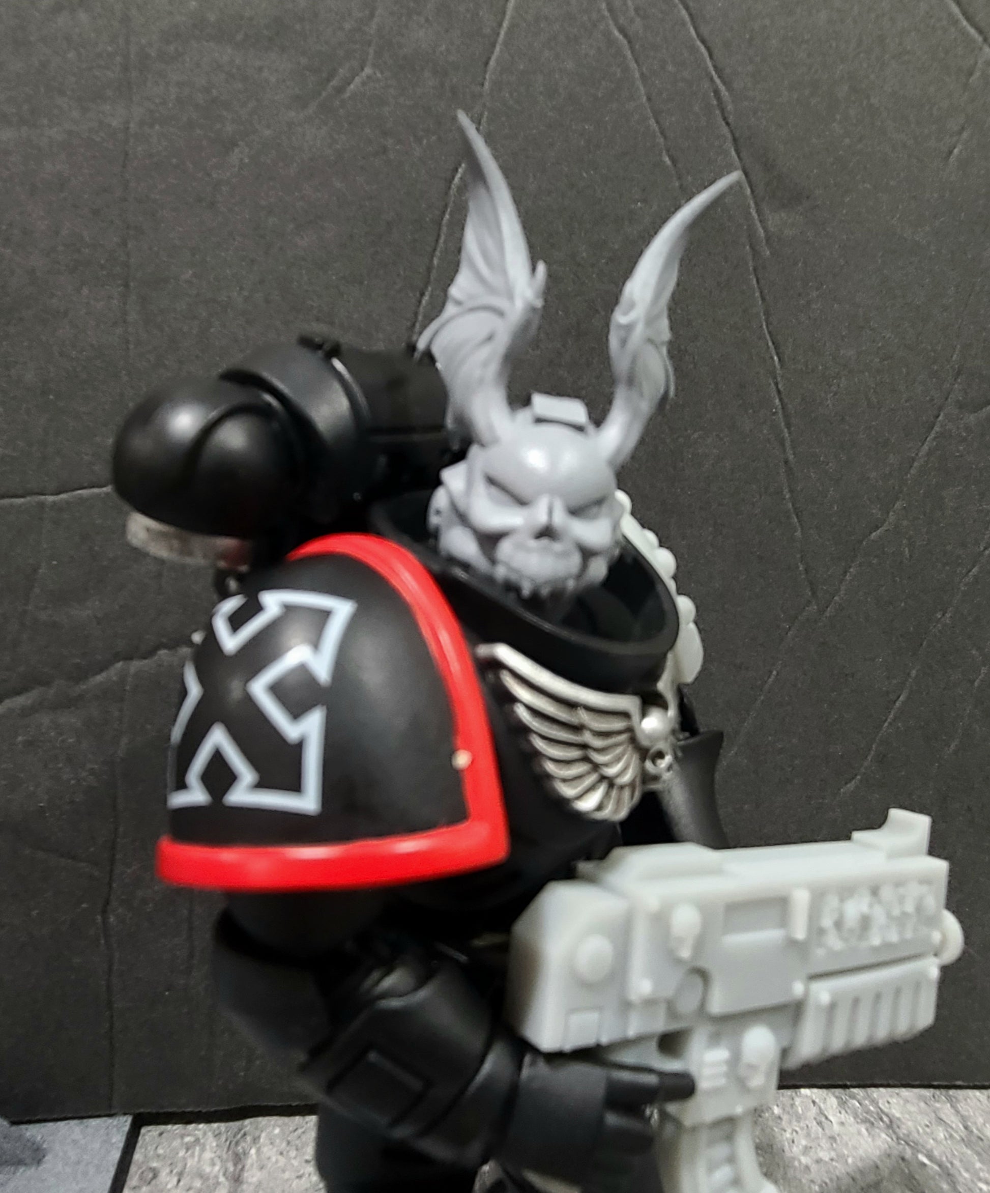 Grimdark Night Lords Artificer Wrought Helmet with Skull & Gargoyle Wingsis Compatible with JoyToy Space Marine 1:18 Scale Action Figures by 18th Scale Armory